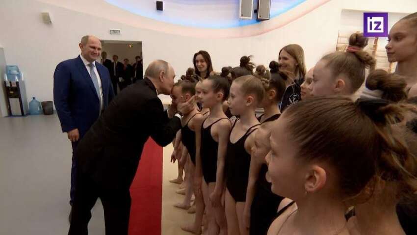 Путина раскритиковали за выстроенных перед ним детей в одних купальниках и публичный поцелуй