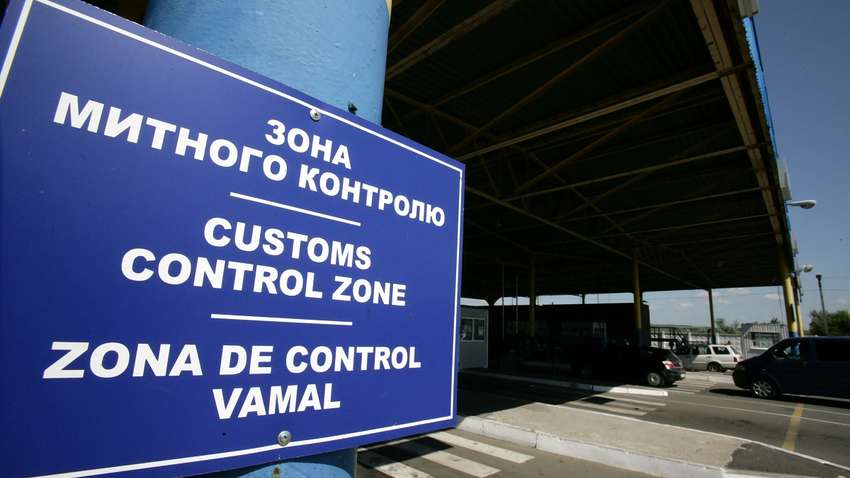 Українські митники виявили несподівану знахідку в посилці з Великобританії: вражаюча розкіш (ФОТО)