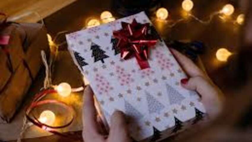 Новогодний этикет-2026: что сейчас модно нести в гости, а с чем вас молча осудят Новогодний этикет-2026: что сейчас модно нести в гости, а с чем вас молча осудят