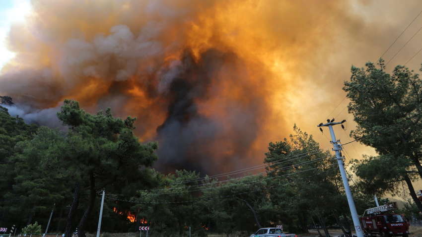 В каких курортных городах Турции продолжаются пожары