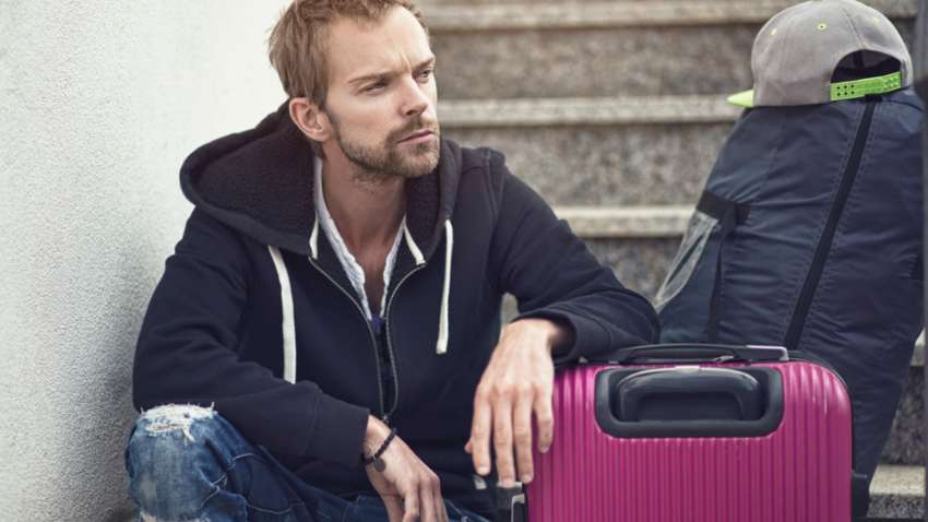 Как украинцы относятся к ограничениям для мужчин призывного возраста за границей: опрос