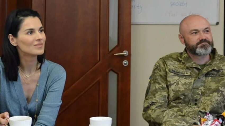 "Пошла нах**": Ефросинина матом отреагировала на вопрос, где служит ее муж (ВИДЕО) "Пошла нах**": Ефросинина матом отреагировала на вопрос, где служит ее муж (ВИДЕО)