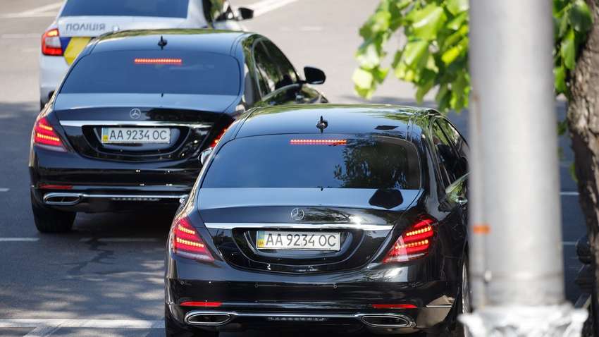 Зеленський обіцяв відмовитися від кортежів, а замість цього його авто влаштовує ДТП, – експерт