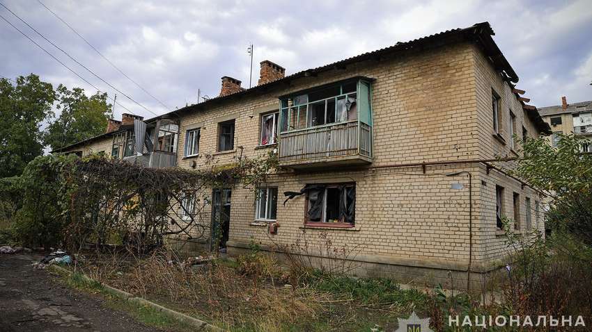 Бабуся залишилася сама в недобитому багатоквартирному будинку на Запоріжжі