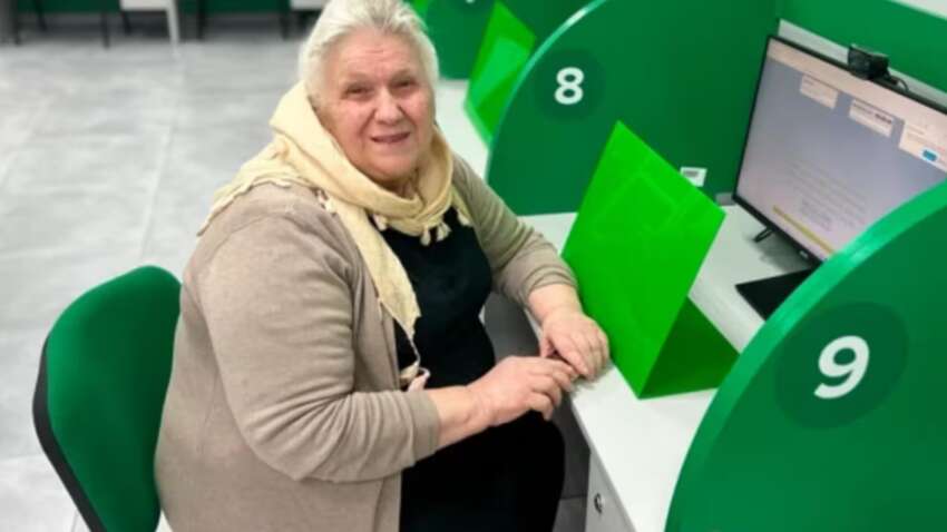 «Я хочу бути мобільною»: у Чернівцях 71-річна жінка з першої спроби склала іспит у сервісному центрі МВС