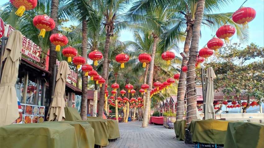 Життя українців в Китаї: маски по ID-карткам та вимірювання температури в "Макдональдсі"