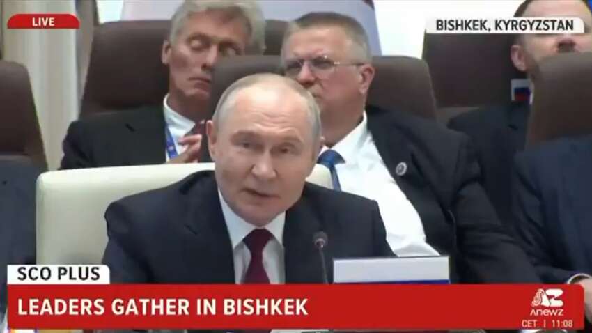 Песков заснул во время речи Путина: курьезный момент попал на видео Песков заснул во время речи Путина: курьезный момент попал на видео