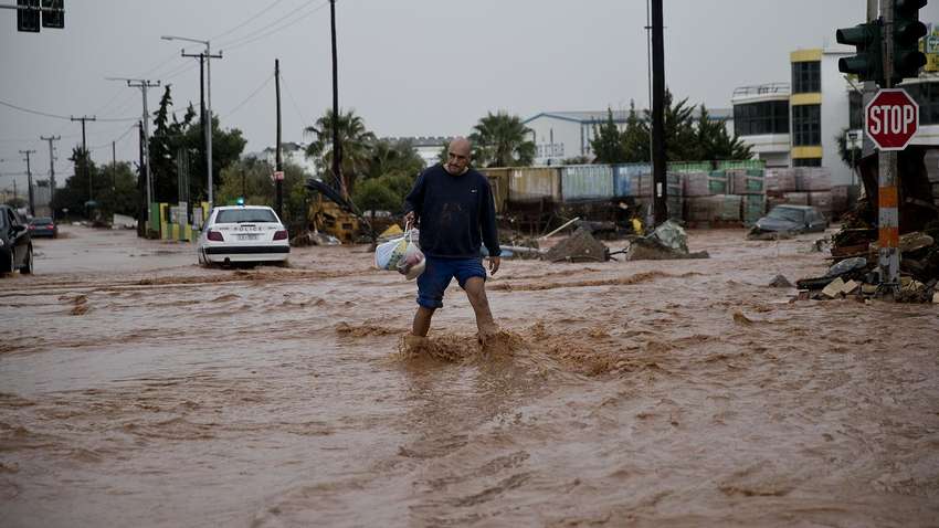 Греческий курорт из-за непогоды уходит под воду - ВИДЕО Греческий курорт из-за непогоды уходит под воду - ВИДЕО