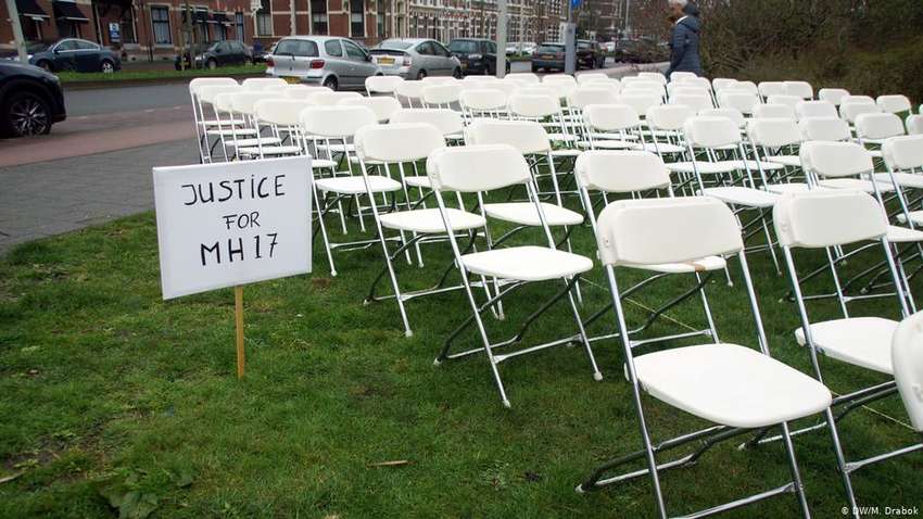 У посольства РФ в Нидерландах установили 298 белых стульев в память о жертвах МН17