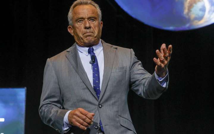 Спасет грудное молоко невакцинированных женщин: глава Минздрава США сделал шокирующее заявление 