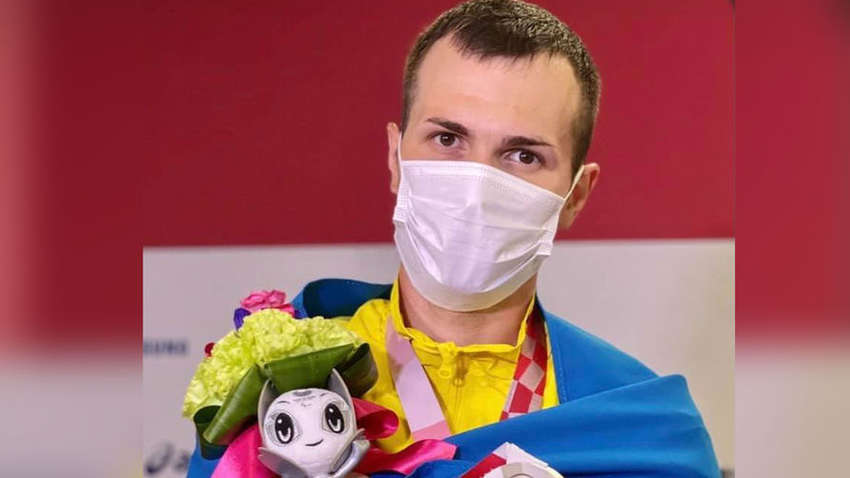 «Він має честь і повагу до наших загиблих захисників»: український паралімпієць підняв на вуха мережу своїм вчинком «Він має честь і повагу до наших загиблих захисників»: український паралімпієць підняв на вуха мережу своїм вчинком