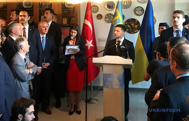 Зеленский пообещал крымским татарам упростить посещение родины