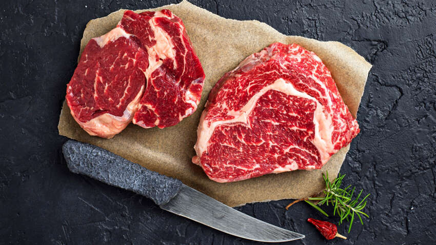 Это самое плохое мясо для сердца: кардиолог рекомендует избегать его любой ценой