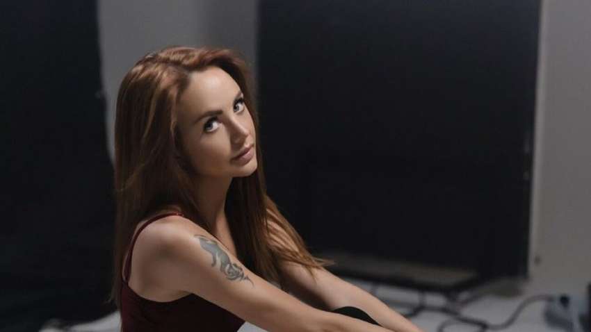 Російська співачка, яка мало не померла від коронавірусу, публічно зізналася в алкоголізмі 