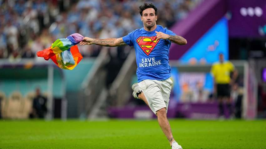 Під час футбольного матчу на поле вибіг чоловік з написом Save Ukraine (ФОТО)