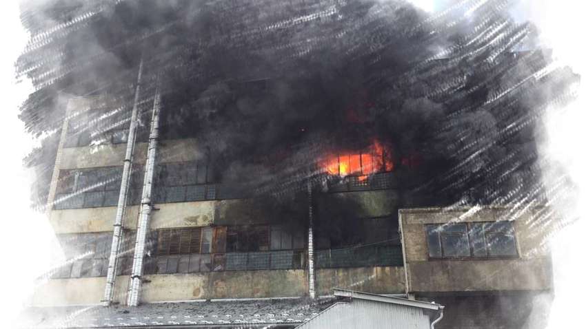 Черный дым и смог: в Черновцах горит фабрика 