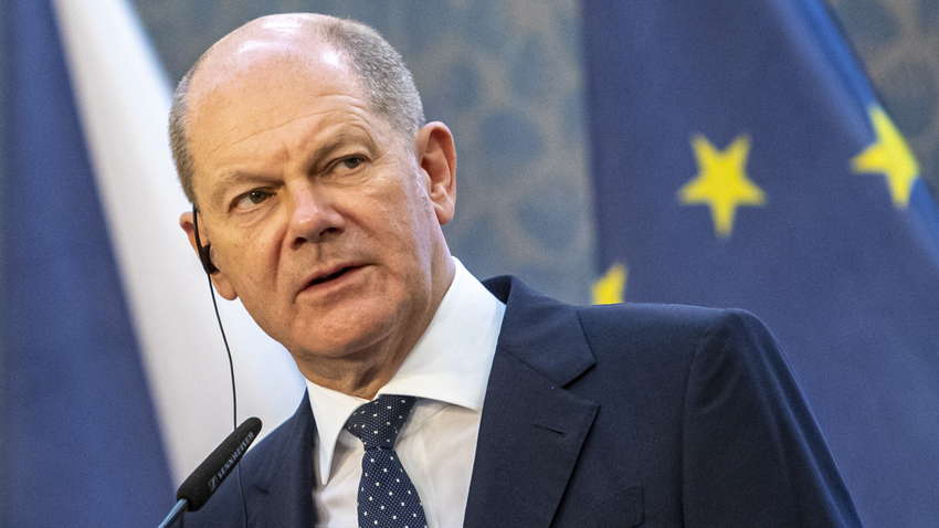 Робота або повернення: Шольц звернувся до сотень тисяч українців у Германії Робота або повернення: Шольц звернувся до сотень тисяч українців у Германії