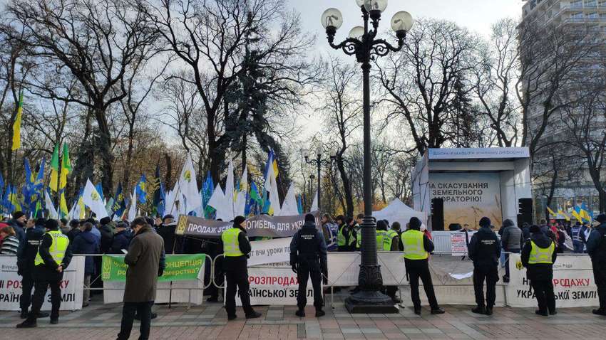 Под Верховной Радой из-за рынка земли прошли два митинга: чего требовали украинцы