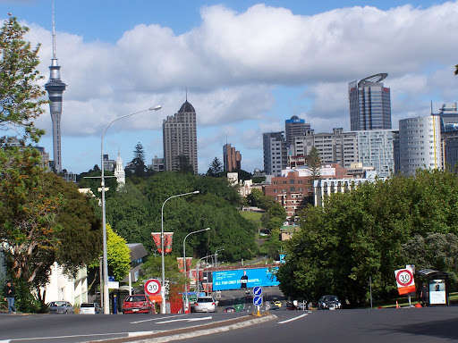 Молодые люди начали использовать Tinder ради ипотеки