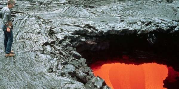 Чоловік у власному дворі провалився в лавовий тунель