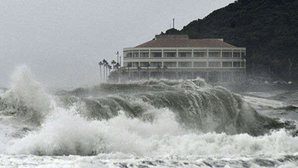 В Японии из-за тайфуна "Факсай" отменили более 100 авиарейсов