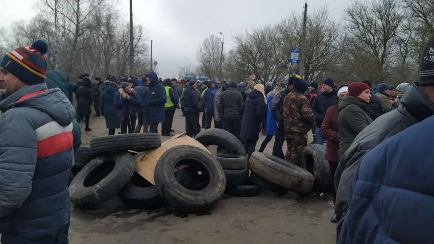 "Миротворець" внесе в "чистилище" всіх, хто вийшов на протести в Санжарах проти евакуйованих українців 