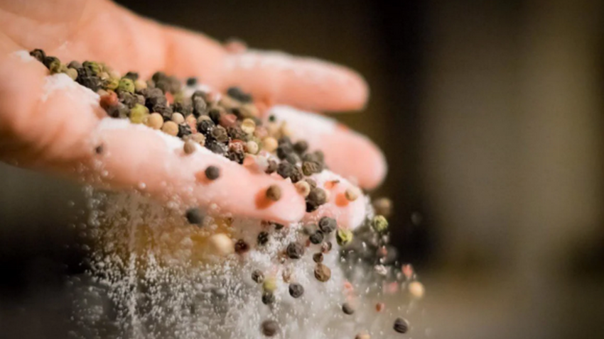 Чому медики радять пити воду з чорним перцем