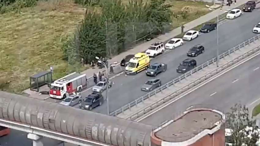 У Росії автобус врізався в зупинку з людьми, є жертви