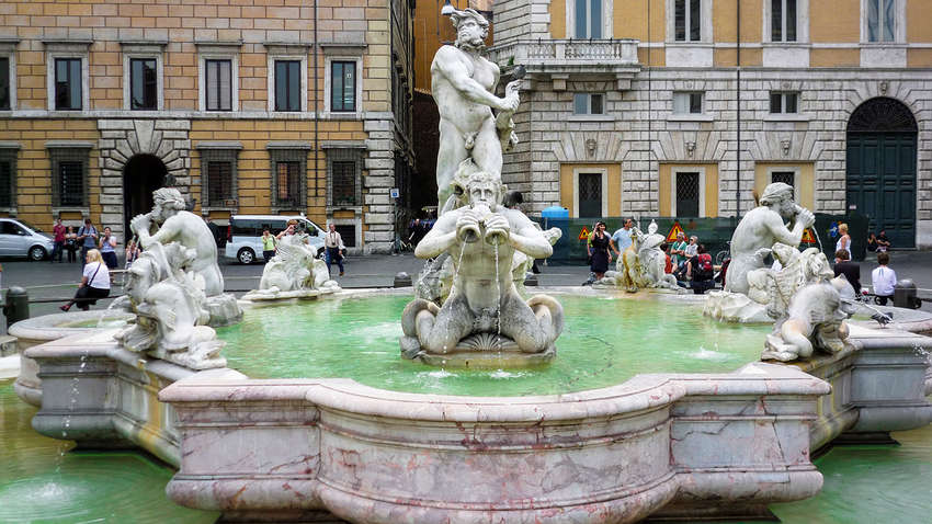 В Риме туриста оштрафовали на 550 евро за несколько выловленных монет из фонтана 