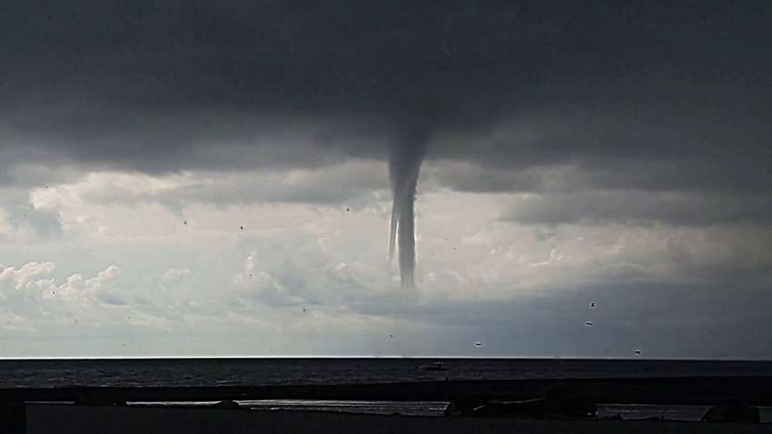 З'явилося відео смерчу, який налякав людей на пляжі в Одесі