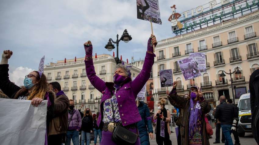 Сотни испражняющихся женщин тайно сняли на видео: в Испании протесты
