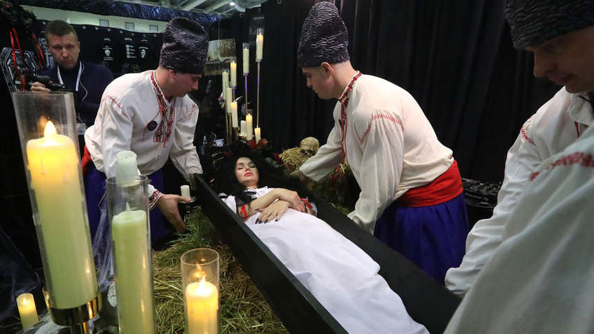 Росіяни готуються до могилізації. В Росії пройшла похоронна виставка