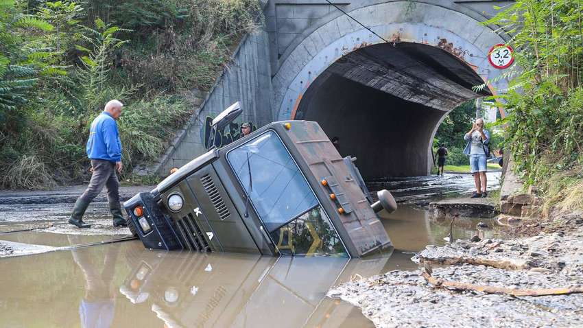 В Одессе "большая вода" носила по улицам города тело умершего мужчины (ВИДЕО, ФОТО)