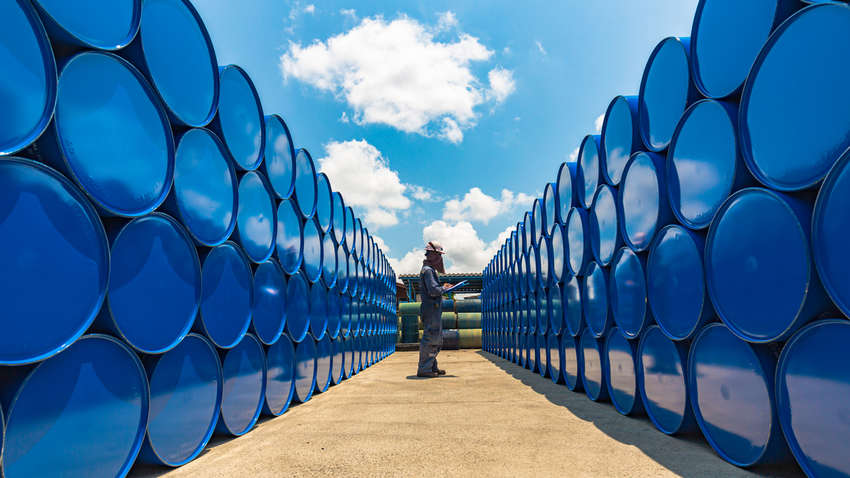 Росія знайшла спосіб доставляти нафту в обхід санкцій: яка країна їй у цьому допомагає