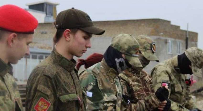 Ворог на Донеччині агітує молодь вступати до армії РФ