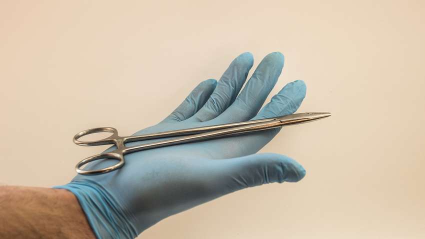 В Великобритании хирург оставлял автографы на печени пациентов 