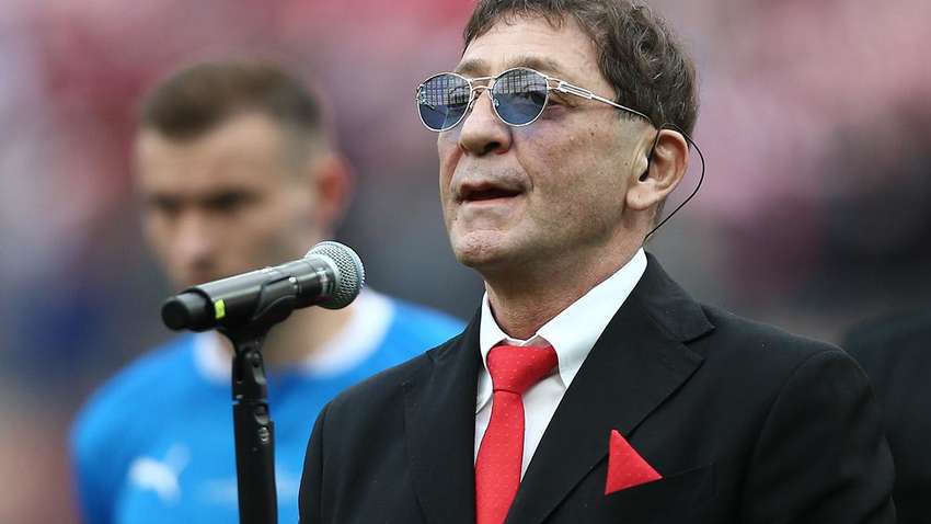 Пьет и срывает концерты: раздраженный российский певец выбил телефон у девушки на концерте (ВИДЕО) Пьет и срывает концерты: раздраженный российский певец выбил телефон у девушки на концерте (ВИДЕО)