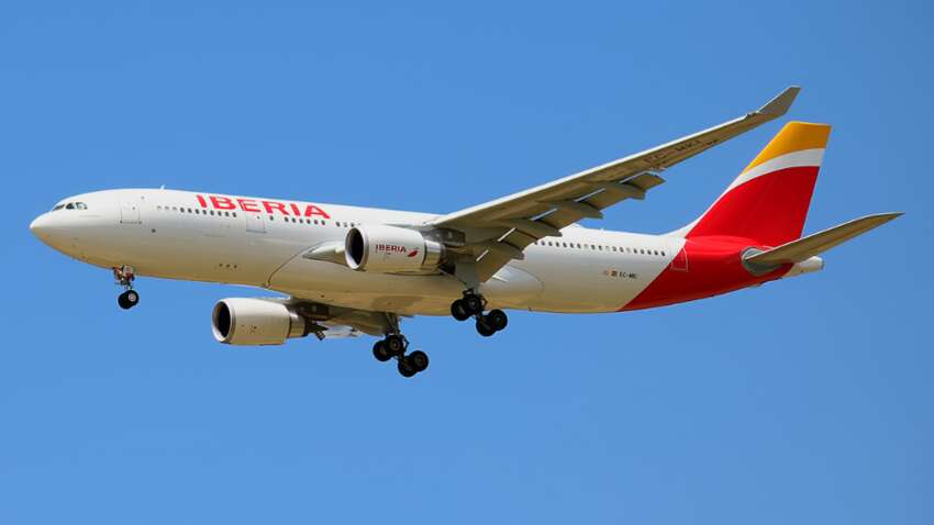 Во время полета пасажирского самолета пилота укусил тарантул