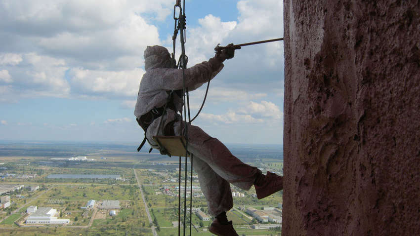 В Кропивницком строитель сорвался с 10 этажа и чудом выжил