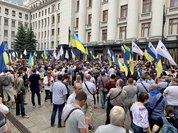 Прихильники Порошенко прийшли до Офісу президента: скандують гасла Помаранчевої революції