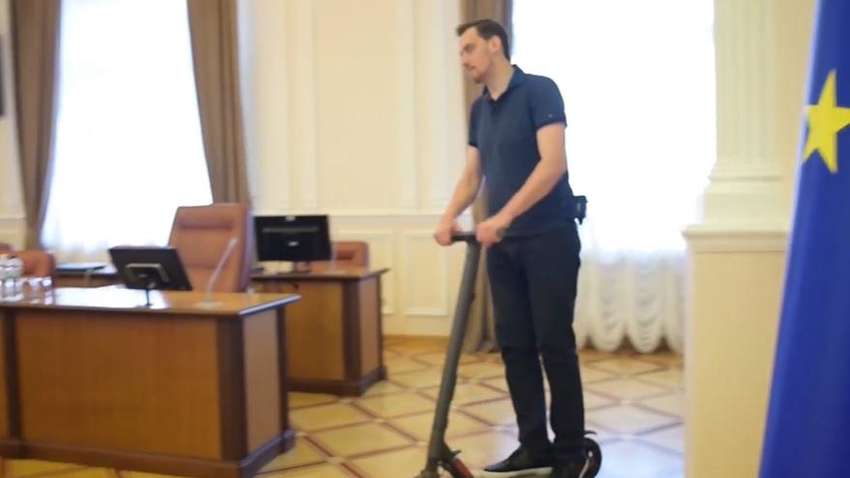 Гончарук и самокат: кабмин удивляет