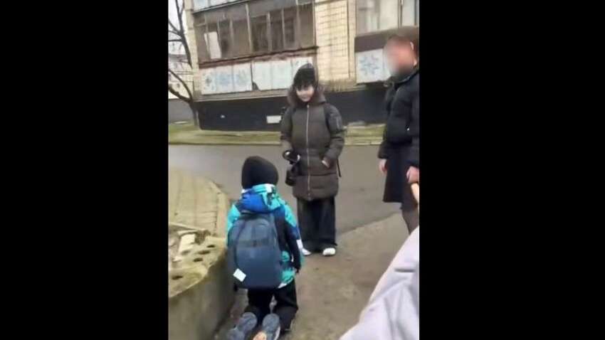 На Дніпропетровщині старшокласниця змусила 10-річного хлопця стати на коліна (ВІДЕО) На Дніпропетровщині старшокласниця змусила 10-річного хлопця стати на коліна (ВІДЕО)