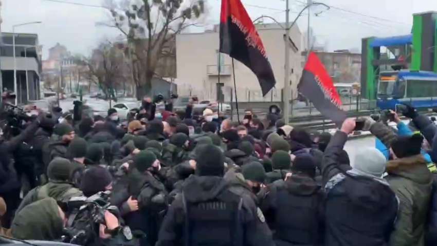 Националисты пришли требовать закрытия телеканала "НАШ": их встретили силовики (ВИДЕО)