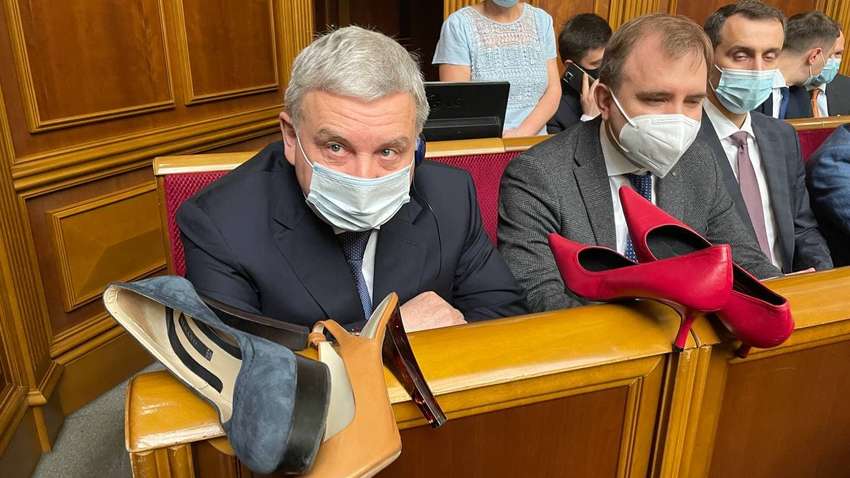 Зачем министру обороны в Раде подарили женские туфли (ФОТО)