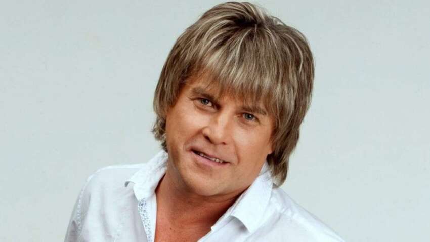 В РФ на известного певца из 90-х напала женщина: что произошло