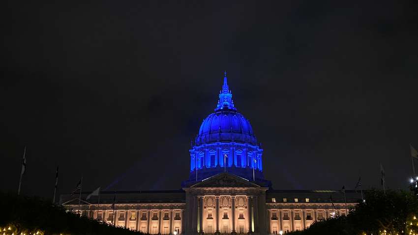 Почему здание мэрии Сан-Франциско подсветили цветами украинского флага