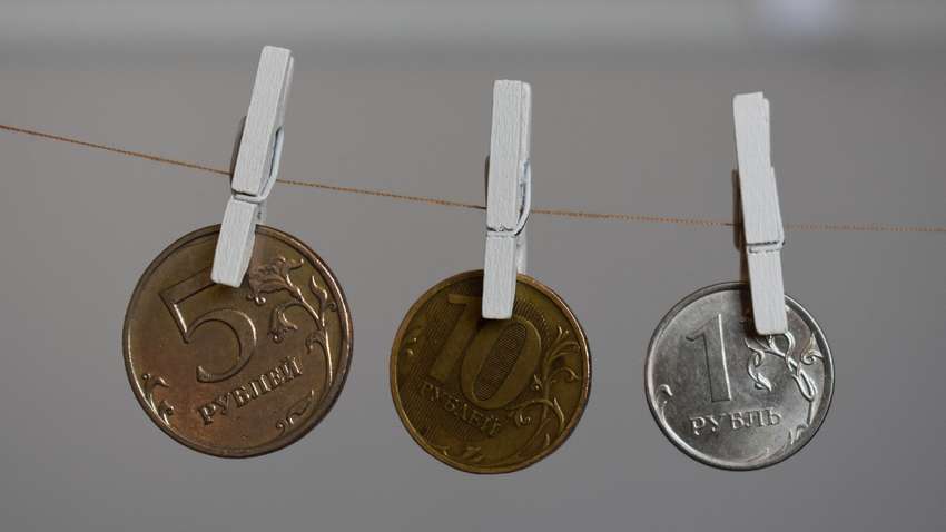 Курс российского рубля упал до минимума за два года