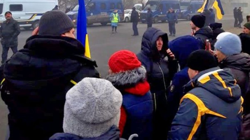 Середньовіччя і мовчання: експерти назвали причини протестів проти «уханьских відьом»