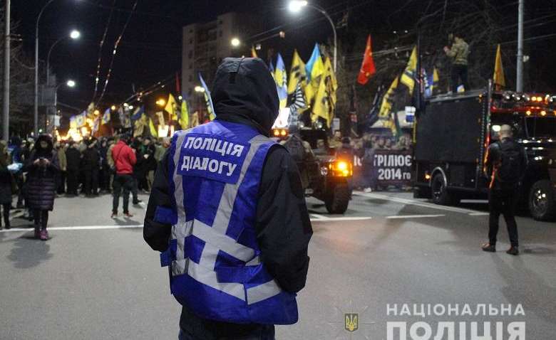 В Киеве во время митинга выстрелили из ракетницы по зданию посольства РФ – видео