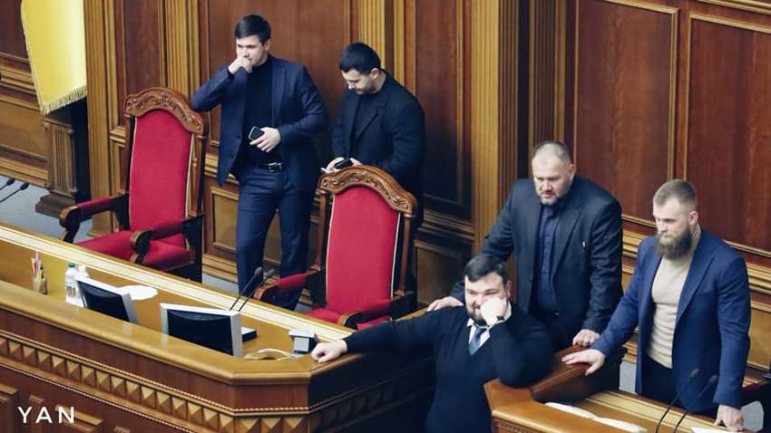 Фотофакт: "слуги народу" перекрили президію, щоб уникнути конфліктів